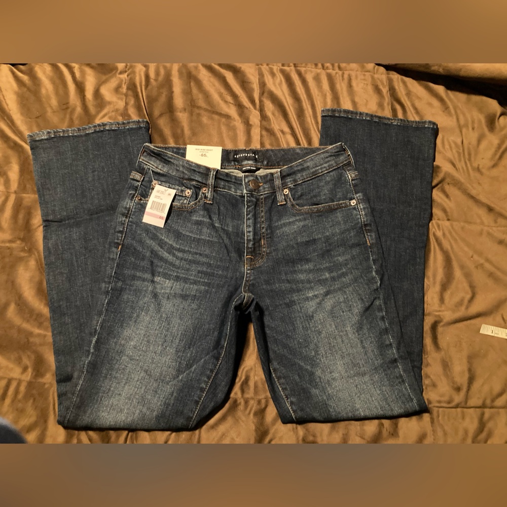 Aeropostale brand, size 6s, midrise boot, stretch, new with tags, dark wash jean